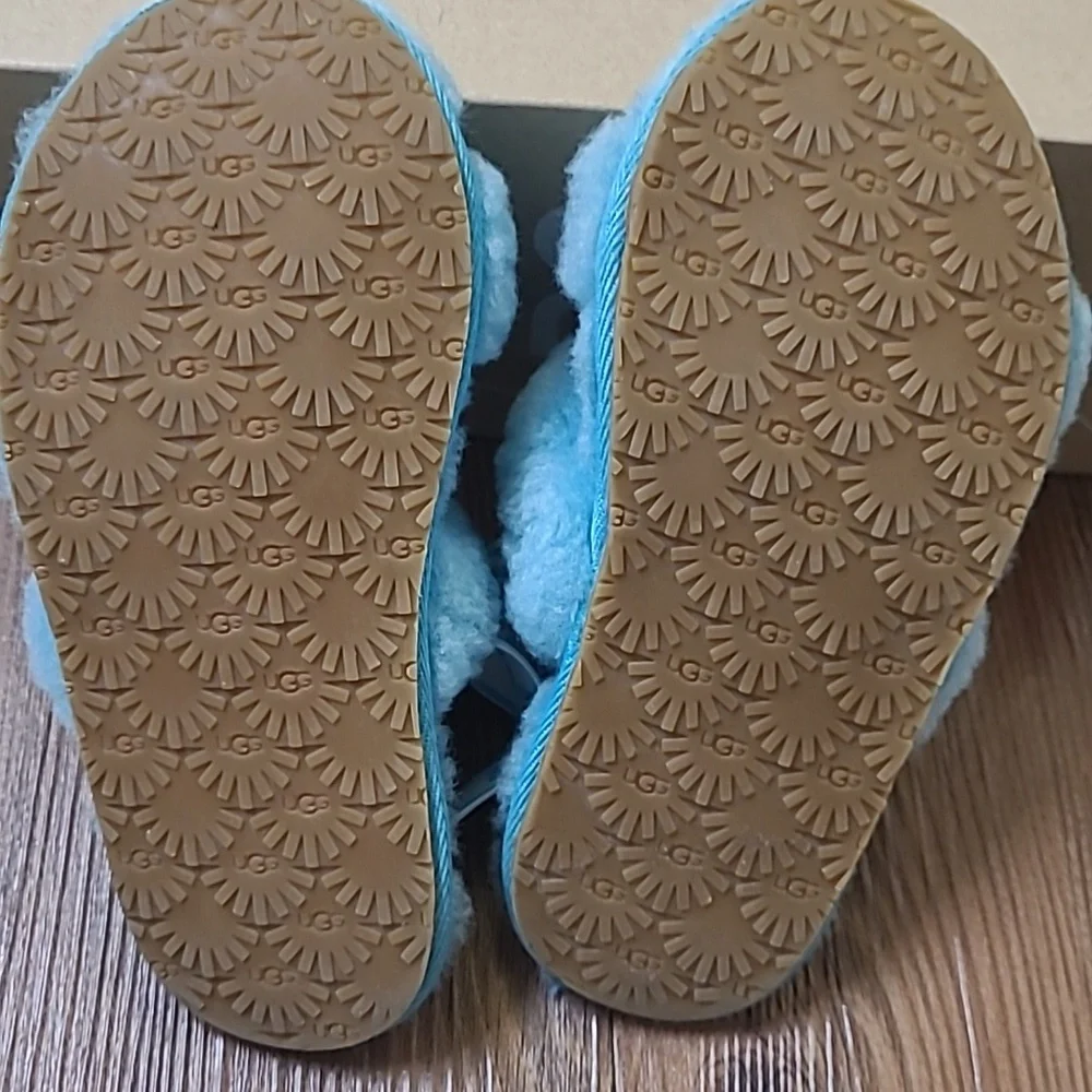 UGG Kids Fluffy Aqua‎ Sandals used good condition.